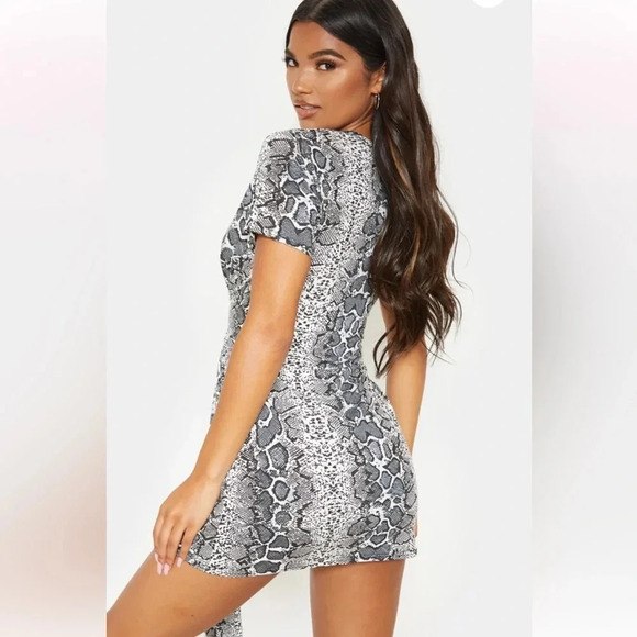 PrettyLittleThing Grey Snake Print Tie Waist T-Shirt Dress - Picture 3 of 10